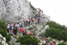 Stane Jarc iz &Scaron;kofje Loke je poslal fotografijo pohoda z Zelenice na Begunj&scaron;čico in Roblekov dom in spomnil, da se začenja nova sezona planinskih pohodov. Dru&scaron;tvo upokojencev &Scaron;kofja Loka je na tem področju zelo aktivno in nekaj pohodov so letos že imeli, &scaron;e več jih bo tja do konca leta. Vsak lahko najde svojim zmogljivostim primerno turo, saj imajo kar tri pohodni&scaron;ke skupine. Mlaj&scaron;i upokojenci hodijo ob četrtkih, starej&scaron;i ob ponedeljkih, leto&scaron;nji program pohodov po Sloveniji sestavljata po dva pohoda mesečno za vsako skupino. / Foto: Stane Jarc