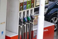 Simbolična fotografija bencinska postaja Petrol in tankanje / Foto: Nik Bertoncelj
