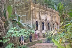 Wat Pha Lat ali "Skriti tempelj" je bil zgrajen v 14. stoletju na strmih gričih Chiang Maia. / Foto: Neža Markelj