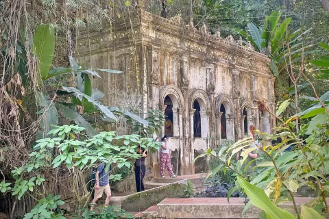 Wat Pha Lat ali "Skriti tempelj" je bil zgrajen v 14. stoletju na strmih gričih Chiang Maia. / Foto: Neža Markelj