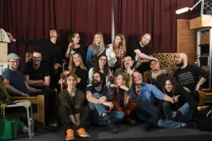 Razposajena dru&scaron;čina glasbenikov na snemanju skladbe Sol / Foto: Gaja Naja Rojec