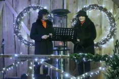 Nazadnje smo glasbenikoma in tudi zakoncema Anžetu &Scaron;u&scaron;tarju ter Alenki Gotar prisluhnili na zunanjem odru v arboretumu Volčji Potok v času sprehoda med večernimi lučkami. / Foto: Alenka Brun