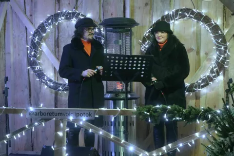 Nazadnje smo glasbenikoma in tudi zakoncema Anžetu &Scaron;u&scaron;tarju ter Alenki Gotar prisluhnili na zunanjem odru v arboretumu Volčji Potok v času sprehoda med večernimi lučkami. / Foto: Alenka Brun