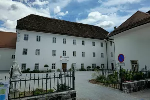 Grad Dvor je obnovljen in z novimi vsebinami obiskovalce željne grajskih dogodiv&scaron;čin prava poslastica. / Foto: Alenka Brun