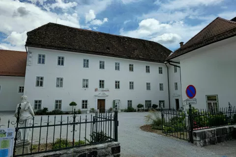 Grad Dvor je obnovljen in z novimi vsebinami obiskovalce željne grajskih dogodiv&scaron;čin prava poslastica. / Foto: Alenka Brun