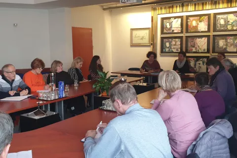 V Žireh so minuli četrtek predstavili projekt medgeneracijskega sodelovanja Preplet generacij. / Foto: Janja Pečelin