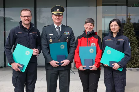 Dan civilne za&scaron;čite podelitev priznanj in nagrade Civilna za&scaron;čita 2026 Brdo pri Kranju na fotografiji z leve Primož Vidic, Primož Savin&scaron;ek poveljnik 18. BJRKBO, Mateja Nolmal KZS, Ur&scaron;ka Bucalo / Foto: Tina Dokl