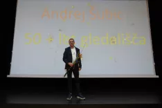 Andrej &Scaron;ubic pred simbolno kuliso njegove ustvarjalne poti. / Foto: Jure Ferlan