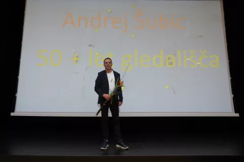 Andrej &Scaron;ubic pred simbolno kuliso njegove ustvarjalne poti. / Foto: Jure Ferlan