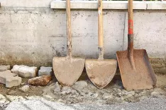 Ali je res samo naključje, da je zgornja fotografija nastala pred kratkim, v času vse huj&scaron;e recesije, ki je med prvimi prizadela prav gradbenike. No, morda pa so delavci lopate odložili samo za tiste pol ure, ki so jo namenili malici. Dokler jim bo &scaron;e pripadala&nbsp;... / Foto: Gorazd Kavčič