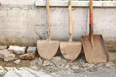 Ali je res samo naključje, da je zgornja fotografija nastala pred kratkim, v času vse huj&scaron;e recesije, ki je med prvimi prizadela prav gradbenike. No, morda pa so delavci lopate odložili samo za tiste pol ure, ki so jo namenili malici. Dokler jim bo &scaron;e pripadala&nbsp;... / Foto: Gorazd Kavčič