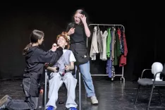 Mladinska gledali&scaron;ka skupina Bilka iz Bilčovsa je v igri Gledali&scaron;če od A do Ž prikazala, kako nastaja gledali&scaron;ka predstava. / Foto: Jože Ko&scaron;njek