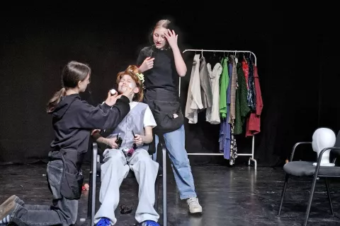 Mladinska gledali&scaron;ka skupina Bilka iz Bilčovsa je v igri Gledali&scaron;če od A do Ž prikazala, kako nastaja gledali&scaron;ka predstava. / Foto: Jože Ko&scaron;njek