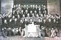 Maturantje ljubljanske gimnazije iz leta 1869 s knezo&scaron;kofom v sredini / Foto: Arhiv Avtorice