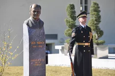 Odkritje kipa Jožeta Pučnika 19. marca 2022 na Brdu. / Foto: Spletni Vir