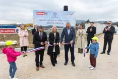 Slavnostni prerez traku, ob položitvi temeljnega kamna za nov vrtec v Meng&scaron;u. Menge&scaron;, 11. 3. 2026 / Foto: Matic Zorman