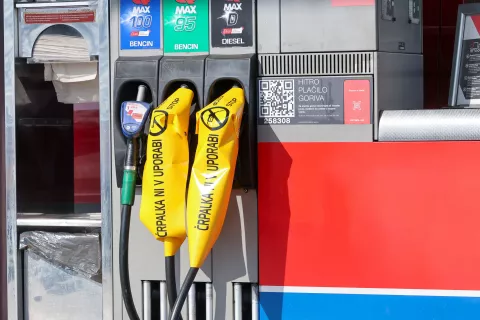 cene govriv gorivo bencin nafta diesel bencinska črpalka gneča / Foto: Tina Dokl