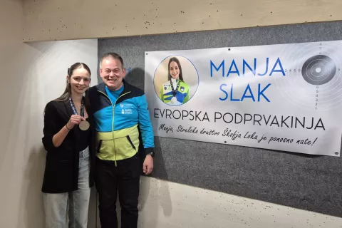 Manja Slak in njen trener Ale&scaron; Ko&scaron;ir na sprejemu v prostorih Strelskega dru&scaron;tva Gorenja vas. Uspeha Slakove se veselijo tudi v sosedskem SD &Scaron;kofja Loka. / Foto: Klara Mrak