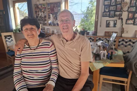 Anica Lesjak &ndash; Ressmann in Hanzi Lesjak s Pečnice sta pripovedovala o predstavi Pastirske igre lani decembra v Ločah. Anica Lesjak &ndash; Ressmann je tudi ravnateljica Ljudske &scaron;ole Ledince, ki ima edina na Koro&scaron;kem dvojezični napis in na kateri skoraj vsi učenci obiskujejo dvojezični pouk. / Foto: Jože Ko&scaron;njek