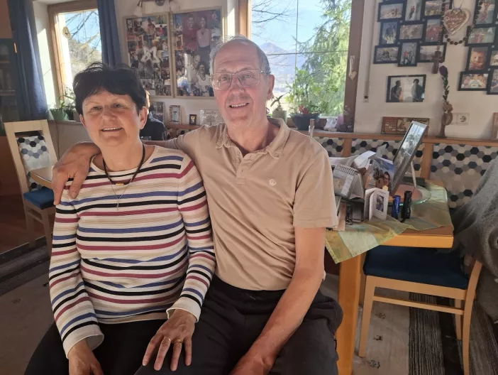 Anica Lesjak &ndash; Ressmann in Hanzi Lesjak s Pečnice sta pripovedovala o predstavi Pastirske igre lani decembra v Ločah. Anica Lesjak &ndash; Ressmann je tudi ravnateljica Ljudske &scaron;ole Ledince, ki ima edina na Koro&scaron;kem dvojezični napis in na kateri skoraj vsi učenci obiskujejo dvojezični pouk. / Foto: Jože Ko&scaron;njek