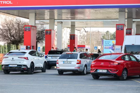 cene govriv gorivo bencin nafta diesel bencinska črpalka gneča / Foto: Tina Dokl