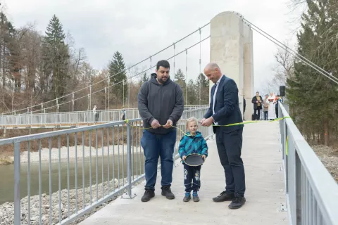 Brv povezala bregova in ljudi