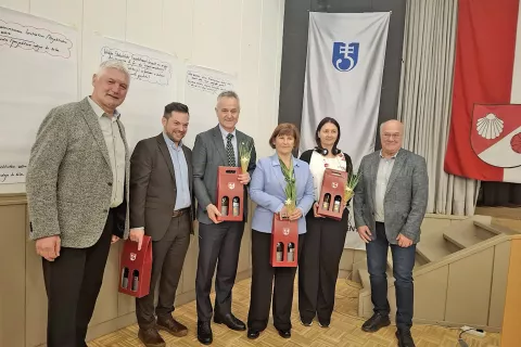 Sodelavci in prijatelji z obeh strani Karavank: od leve župan občine &Scaron;entjakob Guntram Perdacher, tajnik Slovenske gospodarske zveze iz Celovca Roman Roblek, predsednik Slovenske gospodarske zveze Celovec Benjamin Wakounig, direktorica Ragorja Eva &Scaron;travs Podlogar, predstavnica občine Jesenice Aleksandra Orel in podžupan občine &Scaron;entjakob Karel Fugger. / Foto: Jože Ko&scaron;njek