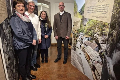 Spregovorili so na odprtju razstave: (z leve) Milojka Magajne, avtorica razstave, Jelena Justin, koordinatorica kranjske postavitve, podžupanja Kranja Manja Zorko je razstavo odprla in dr. Miha Kosmač / Foto: Igor Kavčič