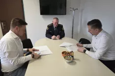  Z leve proti desni: Primož Dono&scaron;a, dosedanji vodja SKP PU Kranj, Uro&scaron; Povalej, direktor PU Kranj in Du&scaron;an Žnidar&scaron;ič, ki bo vodil SKP PU Kranj do imenovanja novega vodje / Foto: Pu Kranj