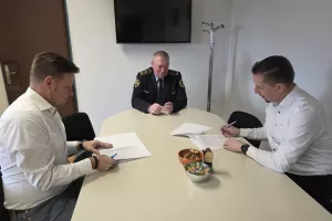  Z leve proti desni: Primož Dono&scaron;a, dosedanji vodja SKP PU Kranj, Uro&scaron; Povalej, direktor PU Kranj in Du&scaron;an Žnidar&scaron;ič, ki bo vodil SKP PU Kranj do imenovanja novega vodje / Foto: Pu Kranj