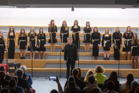 Srečanje pevskih zborov v Kamniku, kjer so se poti mladih pevcev za nekaj ur združile v prav posebno glasbeno zgodbo. / Foto: Matic Zorman