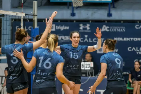 V prvi četrtfinalni tekmi končnice Sportklub prve odbojkarske lige za ženske med ekipama Calcit Volley in Ankaran so bile bolj&scaron;e Kamničanke (na sliki). / Foto: Jan Ur&scaron;ič