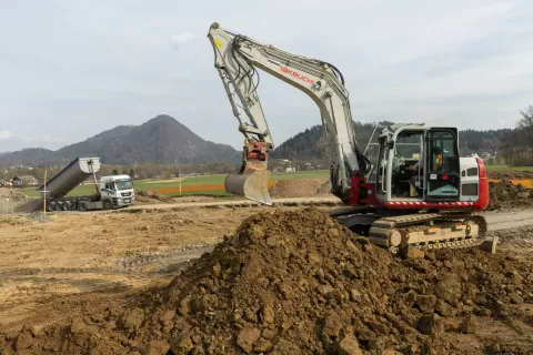 V Preski gradijo &scaron;portno igri&scaron;če