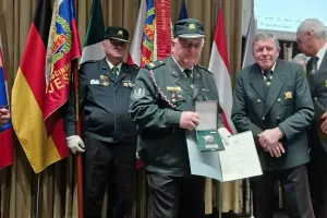 Prejemnik srebrnega priznanja Jože Torkar in predsednik združenja Veteranov vojne za Slovenijo Zgornje Gorenjske Janez Koselj / Foto: Arhiv Vvs