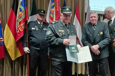 Prejemnik srebrnega priznanja Jože Torkar in predsednik združenja Veteranov vojne za Slovenijo Zgornje Gorenjske Janez Koselj / Foto: Arhiv Vvs