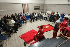 Na Kokrici pri Kranju so predstavili pravilno uporabo defibrilatorja in temeljne postopke oživljanja. / Foto: Rks Oz Kranj