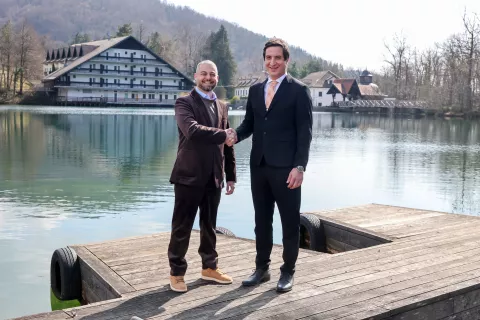 novinarska konferenca družba Eurotas Hoteli predstavitev načrtov za Hotel Bor in Grad Hrib Preddvor na fotografiji z leve Aleksander Pinter direktor podjetja, Rok Roblek župan občine / Foto: Tina Dokl