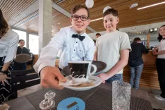 Dobrodelna kavarna PK Radovljica - Za en dan se bo Bistro Obla spremenil v dobrodelno kavarno, kjer vas bodo z nasmehom postregli na&scaron;i plavalci in plavalke z Downovim sindromom, vključeni v programe PK Radovljica. / Foto: Primož Pičulin