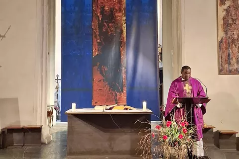 Postni prt v župnijski cerkvi svetega Mihaela v Železni Kapli je naslikal znani koro&scaron;ki slikar slovenskega rodu Valentin Oman. Desno kapelski du&scaron;ni pastir Ephraim Osinakachukwu Nwaohiri, rojen v Nigeriji. Teolo&scaron;ke &scaron;tudije je opravil s &scaron;tipendijo kr&scaron;le oziroma celov&scaron;ke &scaron;kofije, v kateri sedaj tudi deluje. / Foto: Jože Ko&scaron;njek