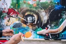 Mitja Bokun pri slikanju podob iz rovov pod Kranjem / Foto: Primož Pičulin