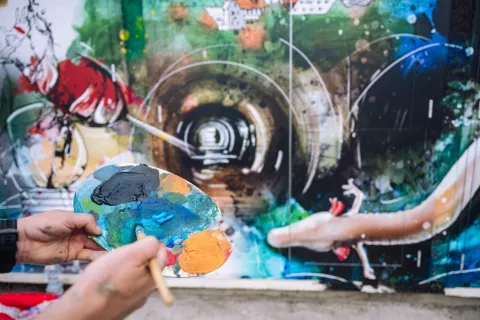 Mitja Bokun pri slikanju podob iz rovov pod Kranjem / Foto: Primož Pičulin