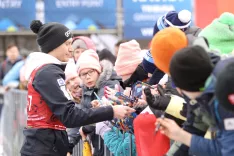 Anže Lani&scaron;ek je bil najbolj&scaron;i v kvalifikacijah, nato pa se posvetil mladim navijačem. Včeraj je bilo v Planici 10780 gledalcev. / Foto: Peter Ko&scaron;enina