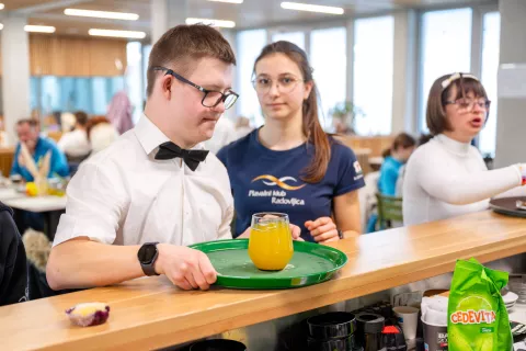 Projekt Natakarji za en dan v Bistro Obla ob dnevu Downovega sindroma / Foto: Nik Bertoncelj