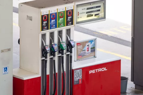 Simbolična fotografija bencinska postaja Petrol in tankanje / Foto: Nik Bertoncelj