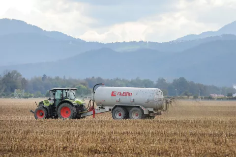 simbolična gnojnica gnojenje kmetijstvo &Scaron;enčur / Foto: Tina Dokl