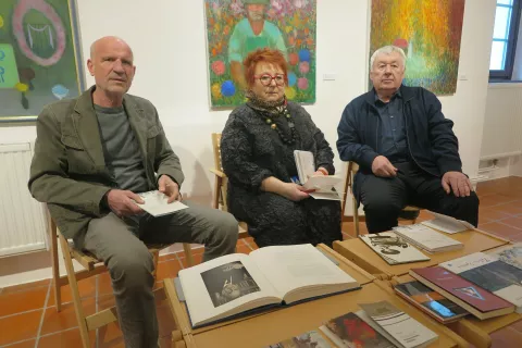 Vodja galerije Marko Arnež je povezoval pogovor Tatjane Rojc, literarne zgodovinarke in senatorke republike Italije in Iztoka Premrova, umetnostnega zgodovinarja in likovnega kritika. / Foto: Igor Kavčič