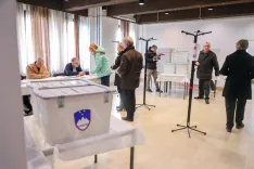 Volitve v državni zbor 2026 glasovanje voli&scaron;če KD Straži&scaron;če Kranj / Foto: Tina Dokl