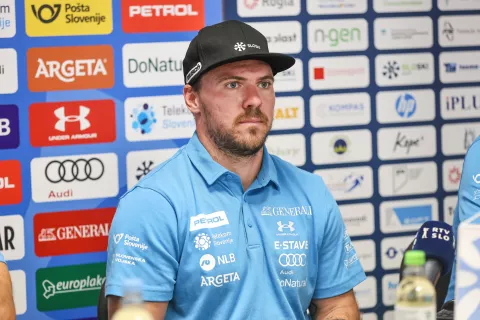 novinarska konferenca smučarska reprezentanca za hitre discipline Miha Hrobat / Foto: Tina Dokl