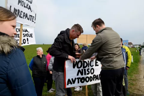 Protest zaradi avtoodpada