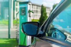 Avto pri polnilnici / Foto: Pixabay/frimu Eugen